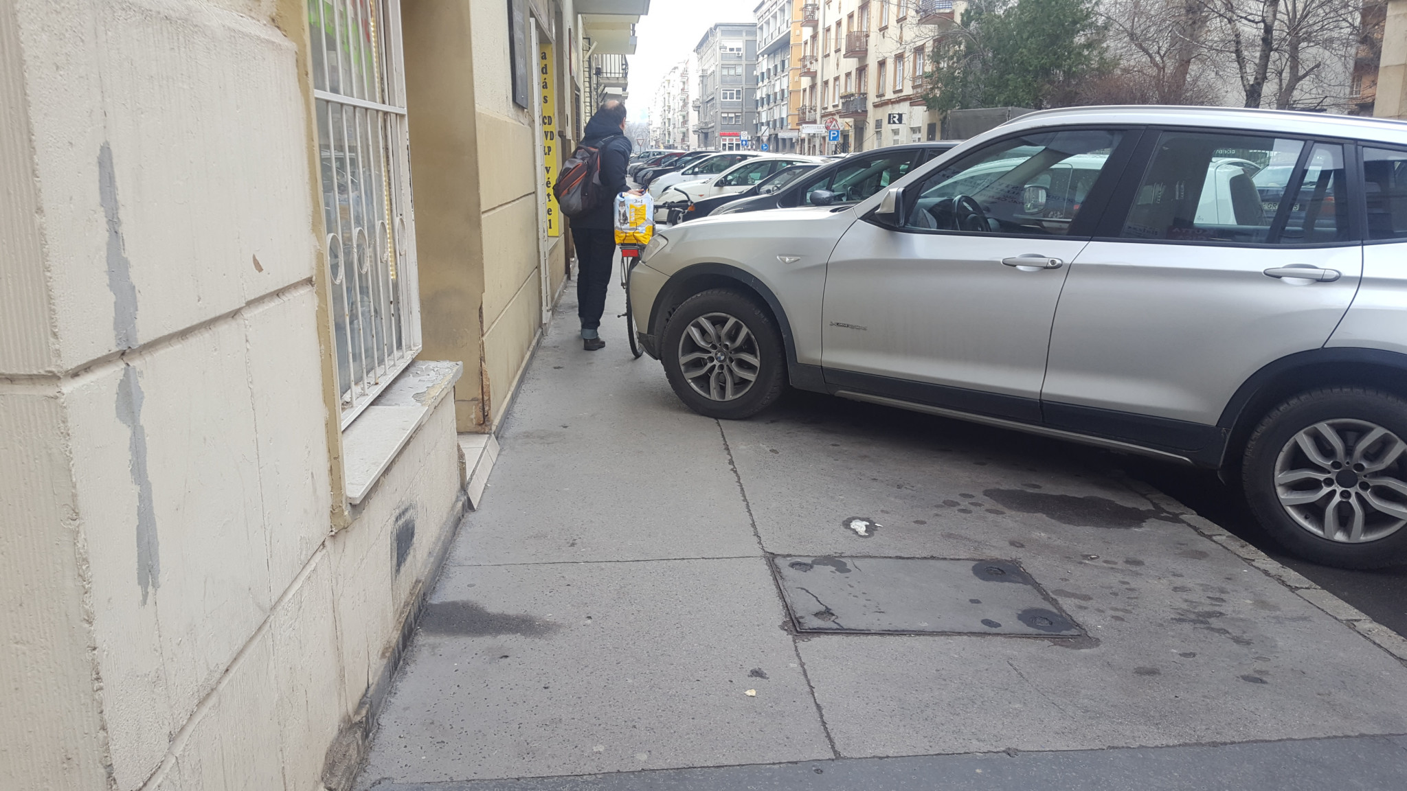 A Balzac utcának (XIII. kerület) ez a szakasza lassan teljesen alkalmatlan lesz a gyalogos közlekedésre a járdára parkoló autók miatt. <br /><br />https://jarokelo.hu/27074