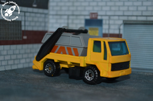 Matchbox Ford Cargo Skip Truck