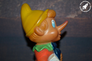 Gumiból készült Pinokkió figura