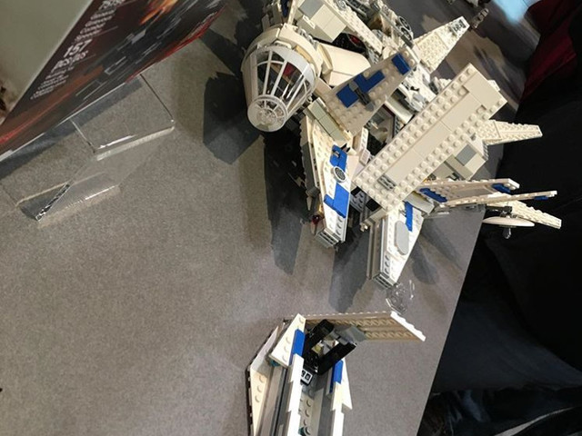 Pár új kép a Kessel Run Millenium Falcon Lego készletről