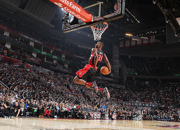 Terrence-Ross-goes-behind-his-back.-Nathaniel-S.-Butler-NBA-Getty-Images.jpg