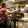 Mozgáskorlátozott személyek otthonról működtetnek egy tokiói robotkávézót