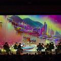 Mesterségesintelligencia-kórus és virtuális táncosok kísérték a zenekart egy hongkongi koncerten