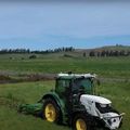 Önvezető traktorok szántják a földeket