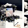 Érintés és nem látás alapján forgat meg tárgyakat egy robotkéz