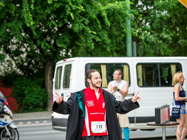 Jelölt a pályán... talár a célban