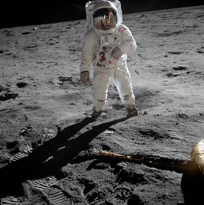 Aldrin, közvetlenül azután, hogy lemászott a létrán. A képen Armstrongot is ott van - Aldrin sisakjában tükröződve...