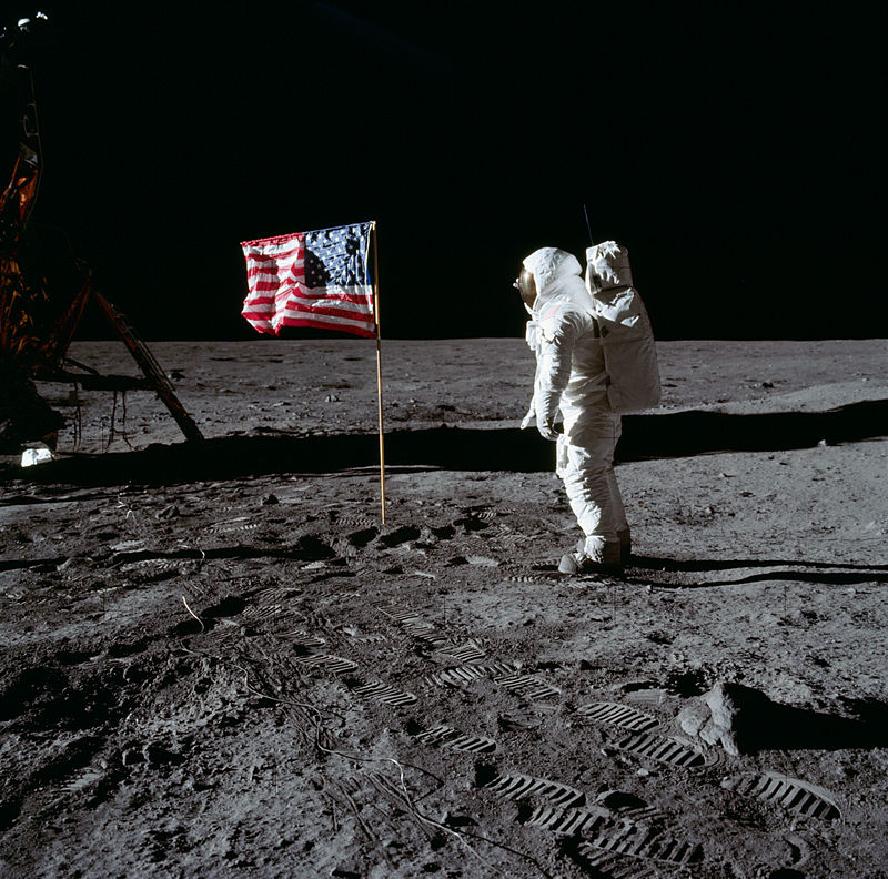 Aldrin tiszteleg a nagy nehezen felállított amerikai zászló előtt.