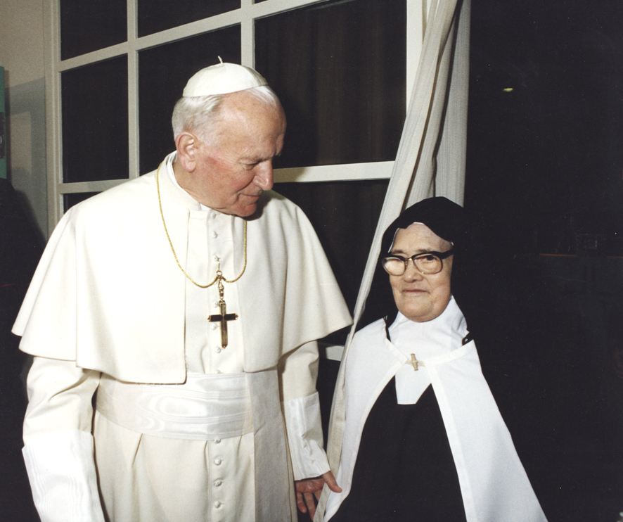 II. János Pál pápa és Lucia nővér.
