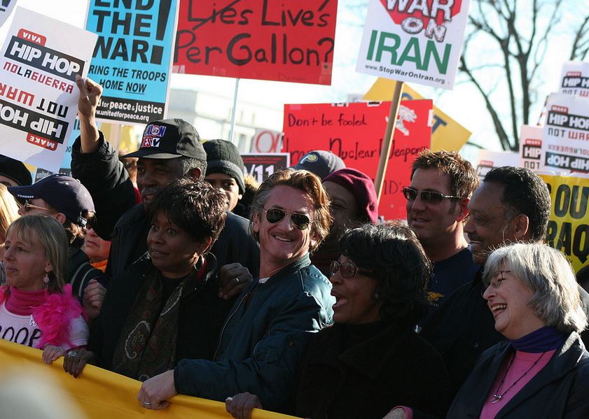 A 2007-es háborúellenes tüntetésen, Sean Penn oldalán.