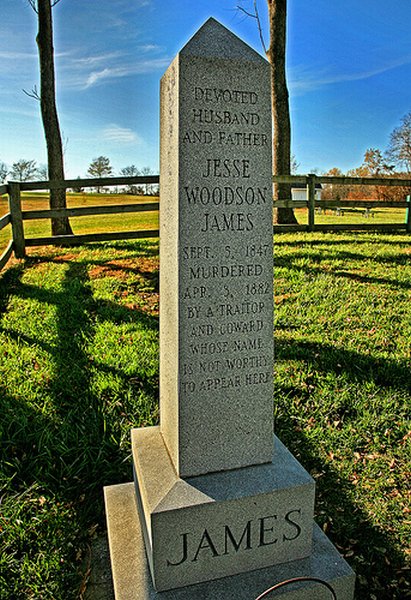 A híres sírfelirat: ‘Odaadó férj és apa - Jesse Woodson James - 1847. szeptember 5. Meggyilkolta 1882. április 3-án egy gyáva áruló, aki nem érdemli meg, hogy nevét ideírják.‘