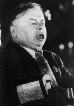 Kun Béla arcképét egy alaposan retusált verzióban ismerhette meg a magyar nagyközönség. Ez a fotó a Komintern VII. kongresszusán készült.