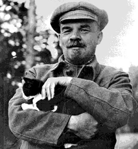 Vlagyimir Iljics Lenin a macskájával.