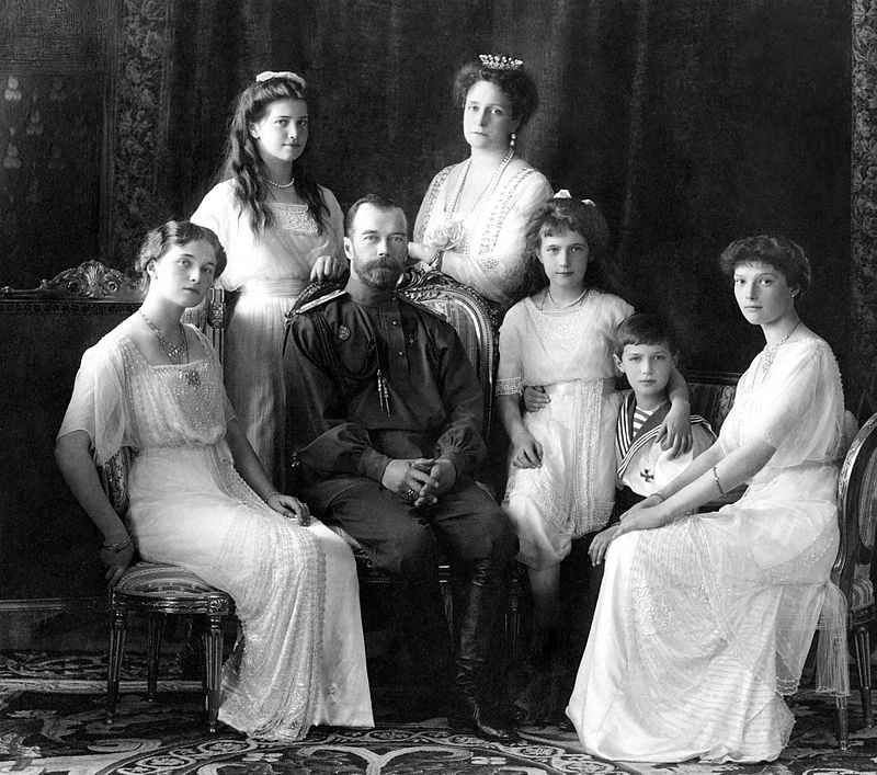 A Romanovok. Balról jobbra: Olga, Mária, II. Miklós, Alekszandra, Anasztaszija, Alekszej és Tatyjana. A kép 1913-ban készült, a pompa éveiben...