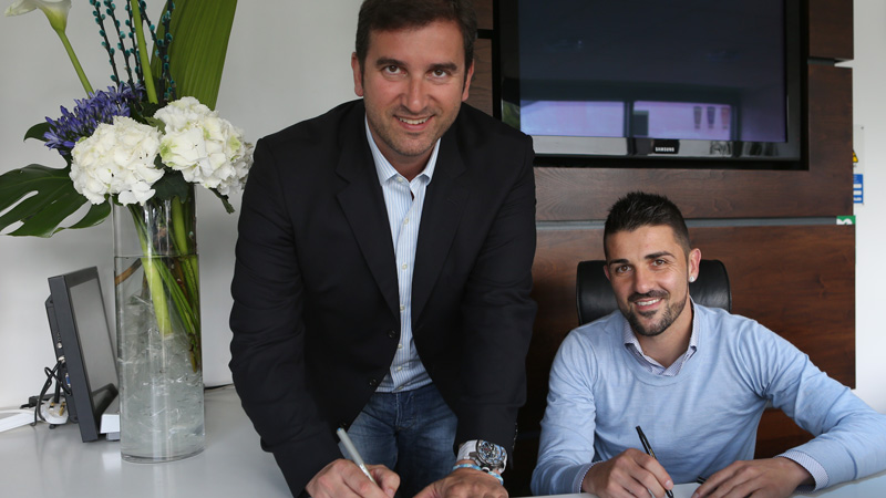 12 David Villa and Ferran Signing Contracts2.jpg