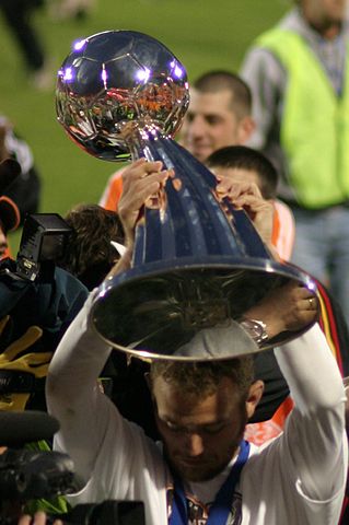 319px-Brad_Davis_with_MLS_Cup_trophy_2006.jpg