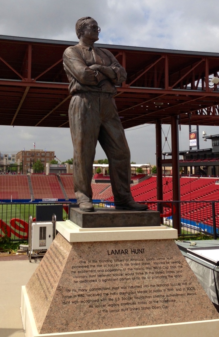Lamar-Hunt-statue.jpg