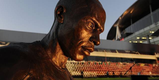 Thierry-Henry-statue+cropped.jpg