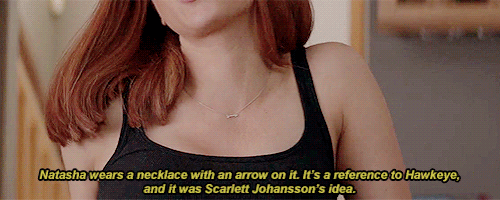 Natasha egy nyílvesszős nyakláncot visel, ami Sólyomszemre utal. Ez Scarlett Johansson ötlete volt.