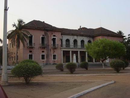 Presidential_palace_guinea_bissau_old12.jpg