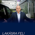 Orbán Viktor felmászik egy házetetőre
