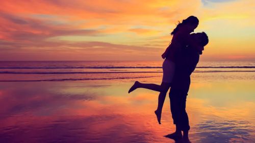 couple-in-silhouette-on-the-beach-in-their-true-love-story-1024x576.jpg