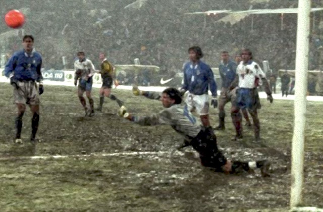 un-jovencisimo-gianluigi-buffon-hace-una-parada-en-el-rusia-italia-de-1997.jpg