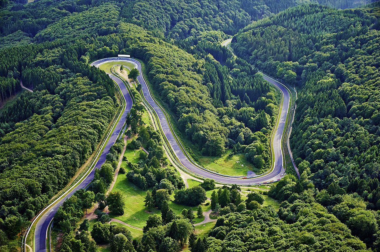 2_luftaufnahme_nordschleife_2014_copyright_by_robert_kah_2_imagetrust_01_fix.jpg