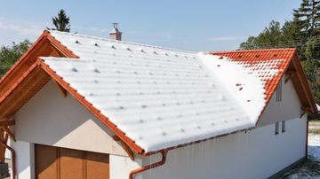 A tetők téli védelme: hó, olvadás, jegesedés és szél – mire kell felkészülni?