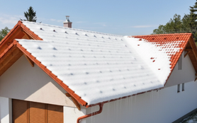 A tetők téli védelme: hó, olvadás, jegesedés és szél – mire kell felkészülni?