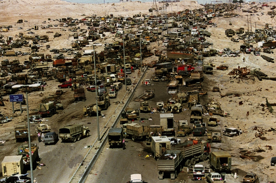 1991_a_kuvaiti_highway_80_azaz_a_halal_orszagutja_a_kuvait_elfoglalasa_utan_visszavonulo_iraki_eroket_ezen_az_uton_erte_megsemmisito_amerikai_legicsapas_.jpg