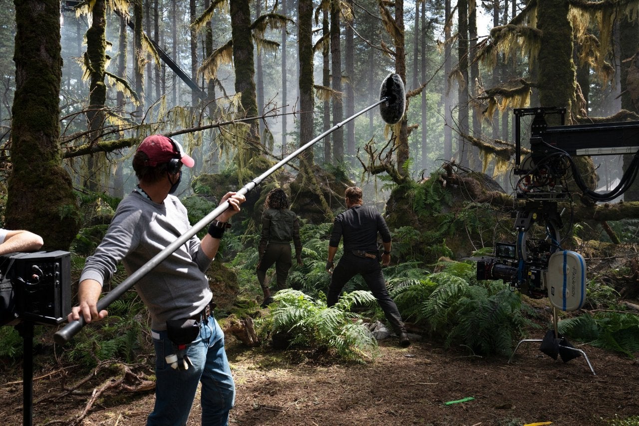 jurassic-world-dominion-behind-the-scenes-dinosaurs-woods-1233102.jpeg