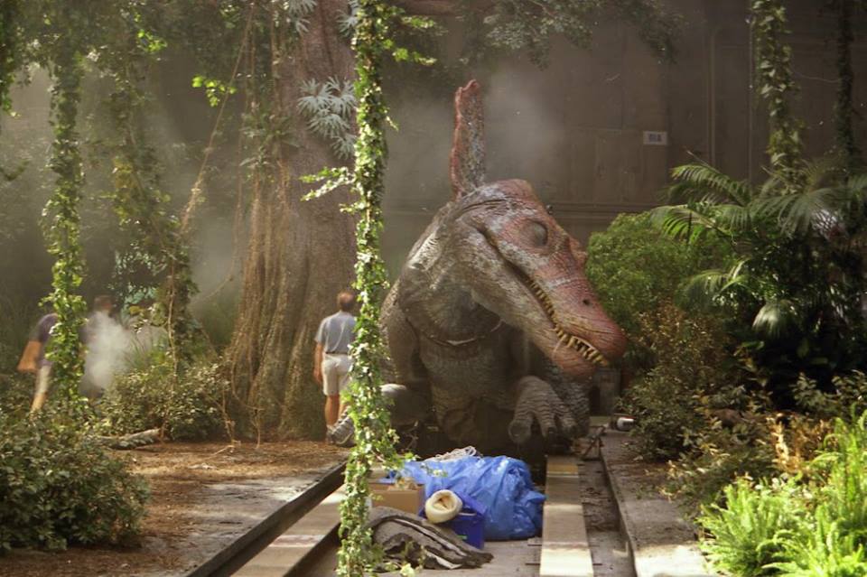 A Spinosaurus, ahogyan a T. rex is, egy a díszletbe süllyesztett sínen közlekedhetett