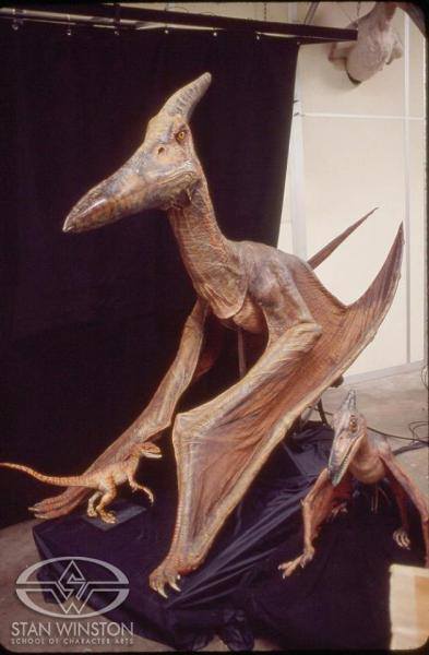 A Pteranodon hatalmas modellje mellett a többi állat makettje eltörpül