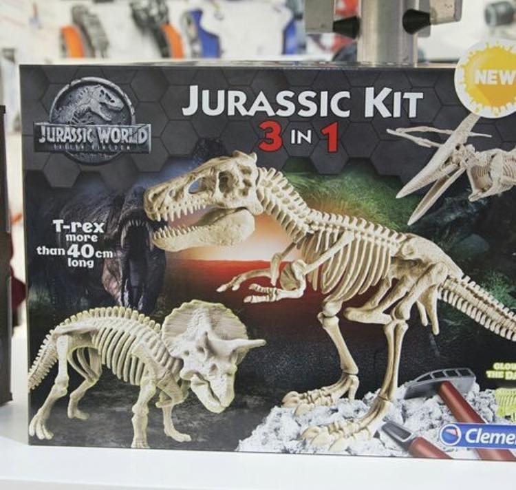 Ebben a három az egyben szettben egy 40 cm-es T. rex, valamint egy Triceratops és egy Pteranodon ‘csontváza‘ lesz kiásható.