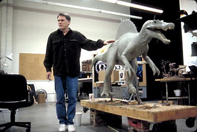 Joe Johnston rendező a Spinosaurus un. referencia modelljével