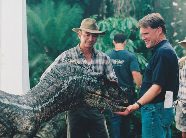 Sam Neill és a rendező, Joe Johnston barátkozik a raptorral