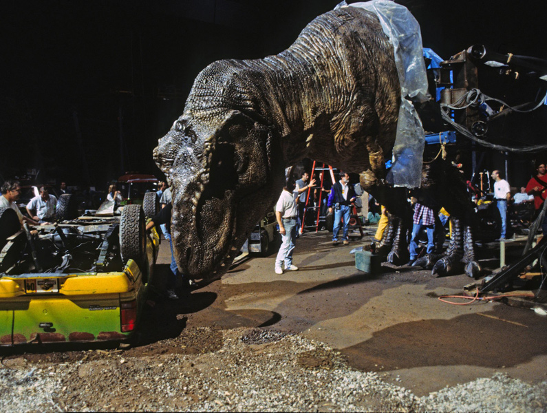 A kettes számú T. rex modell ugyan hiányos volt, viszont részletesebben kidolgozott, a közeli felvételekhez használták.
