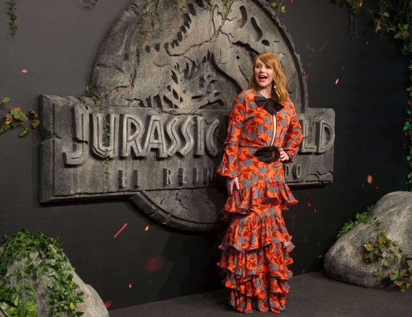 Bryce Dallas Howard egy elképesztő ruhakölteményben jelent meg