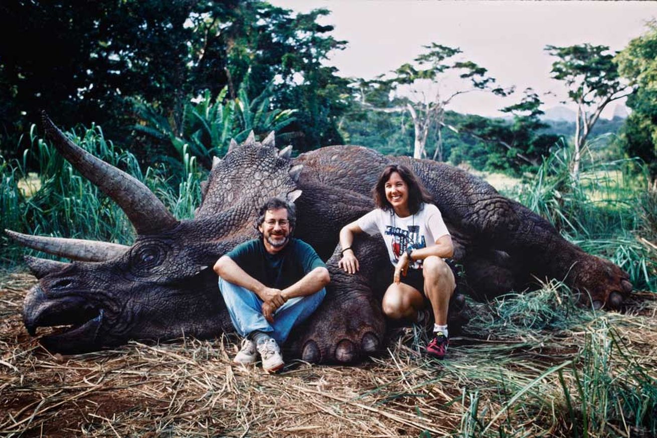 steven_spielberg_and_kathleen_kennedy_on_the_set_of_jurassic_park_0.jpg