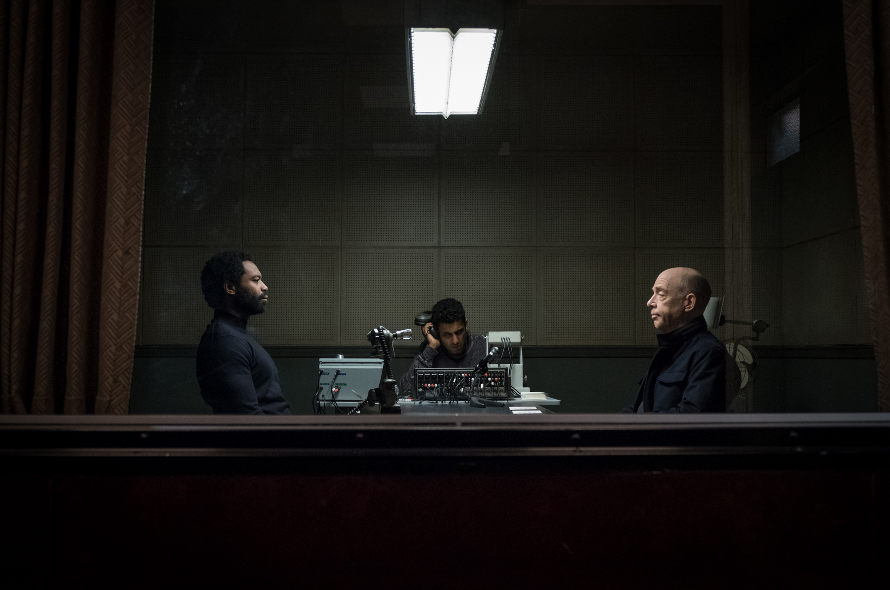 counterpart-season-1-episode-6-act-like-youve-been-here-before-starz.jpg