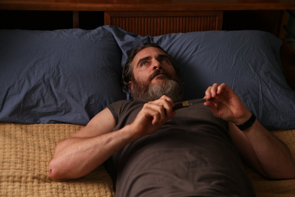 you-were-never-really-here-2017-008-joaquin-phoenix-lying-on-bed-with-knife.jpg