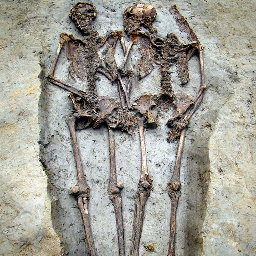 lovers-skeletons-zoom_1.jpg