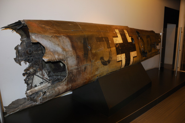 P13_IWM_Rudolf Hess Me110-esének darabja.jpg