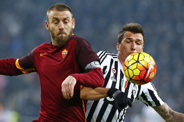 romas-daniele-de-rossi-fights-for-the-ball-with-mario-mandzukic-during-the-match-between-juventus-and-roma-on-january.jpg