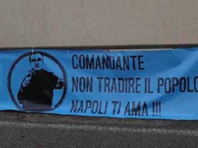 A Napoli szurkolói üzentek Sarrinak