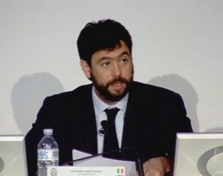 Agnelli Andrea_szakallal reszvenyesek gyulesen.jpg