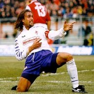 Batistuta Gabriel_Fior mezben geppuskazik.jpg