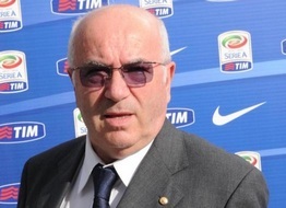 Tavecchio Carlo_napszemuvegben meccs utan.jpg