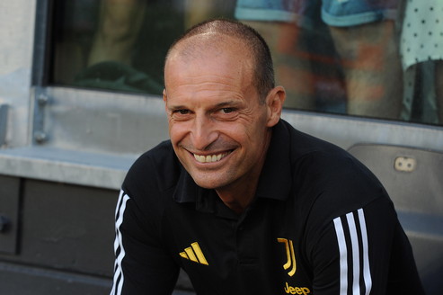 allegri_massimiliano_padon_mosolyog_fekete-feher-sarga_poloban.jpg